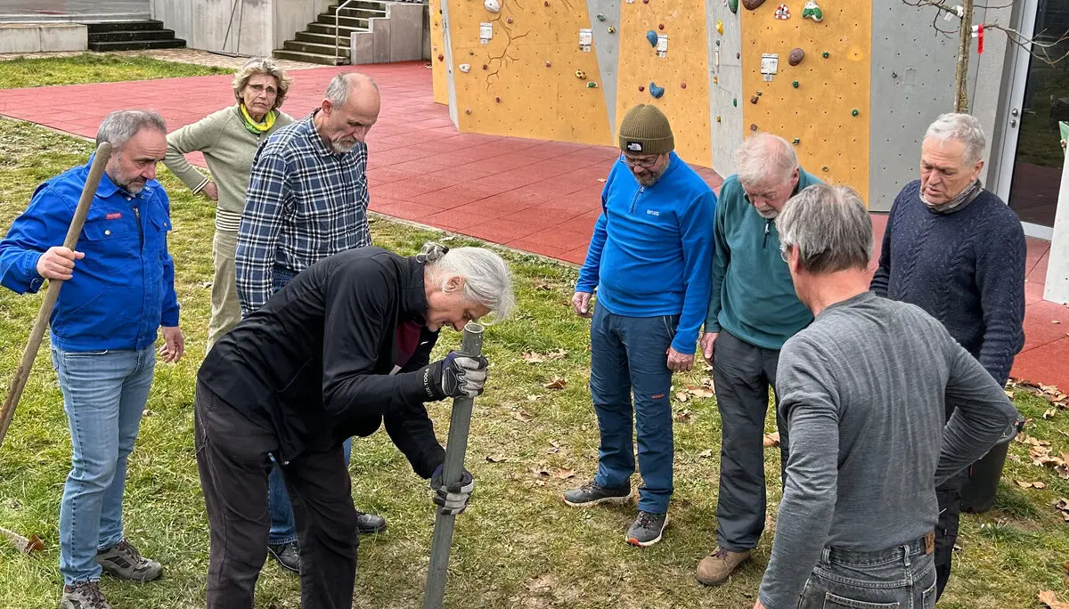 Michael misst das Pflanzloch | © Bachmann/Ofenhitzer