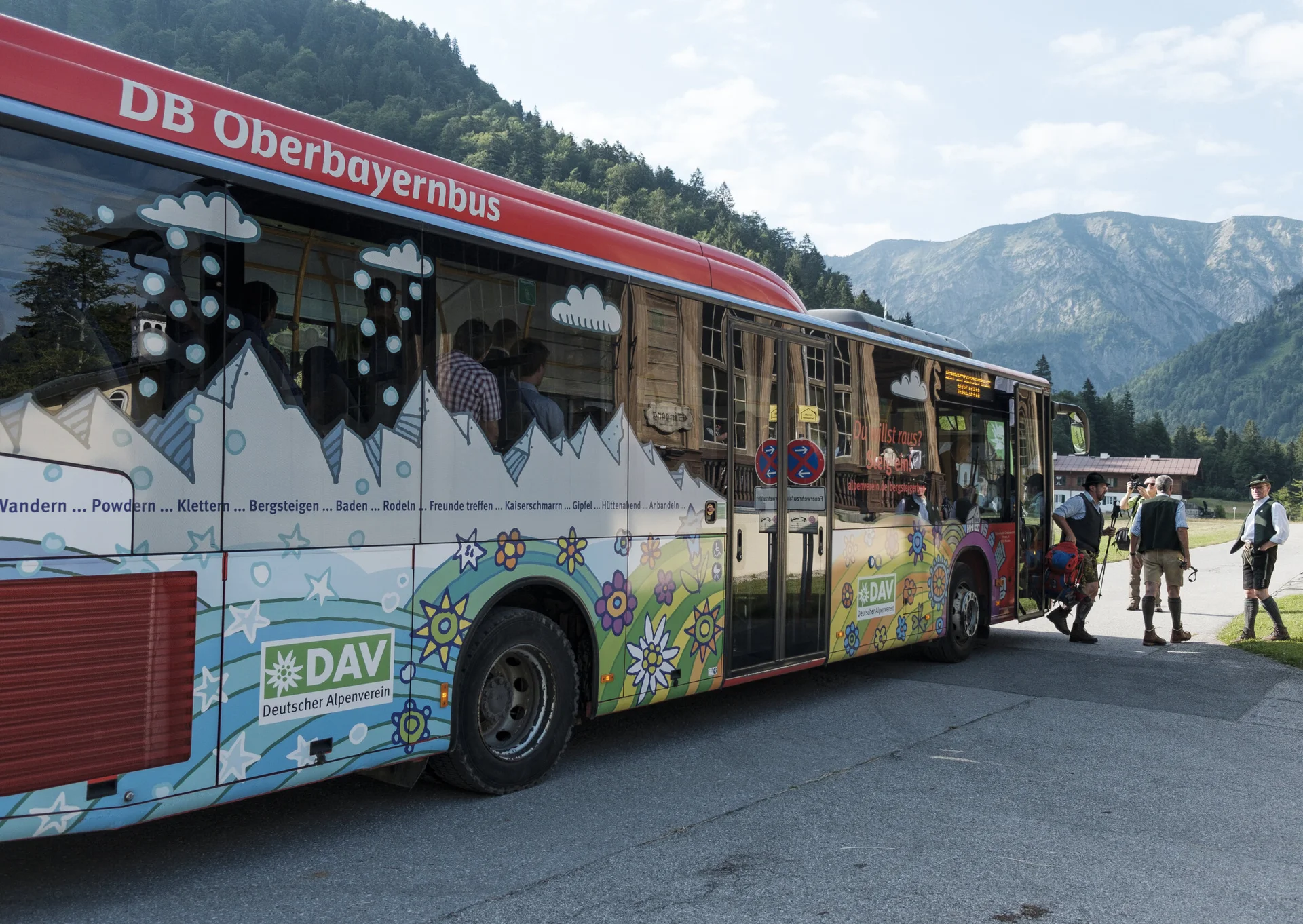 Bergsteigerbus des DAV kommt in den Bergen an und eine Gruppe von Bergsteigern steigt aus | © DAV\HansHerbig