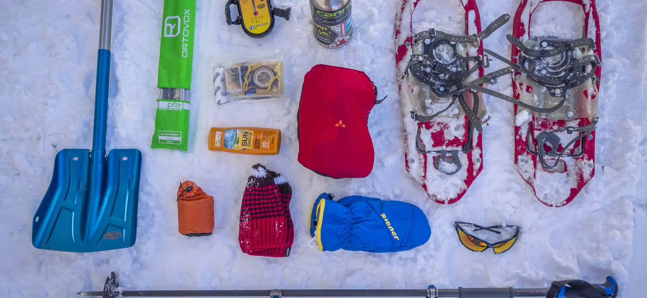 Viele Bergsportgegenstände, die ausgebreitet auf dem Boden liegen | © DAV/Silvan Metz