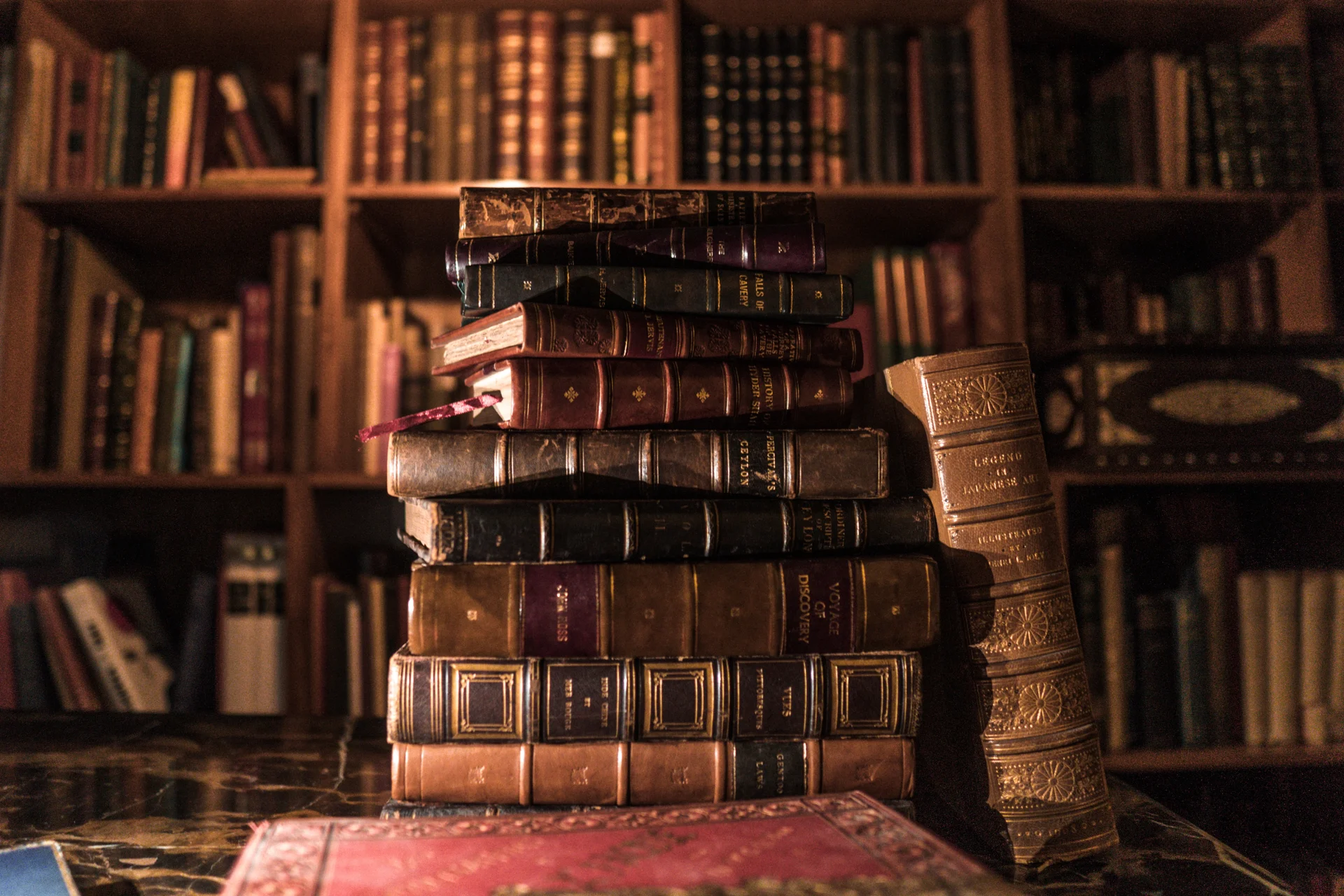 Ansammlung von Büchern | © Unsplash/Prateek Katyal