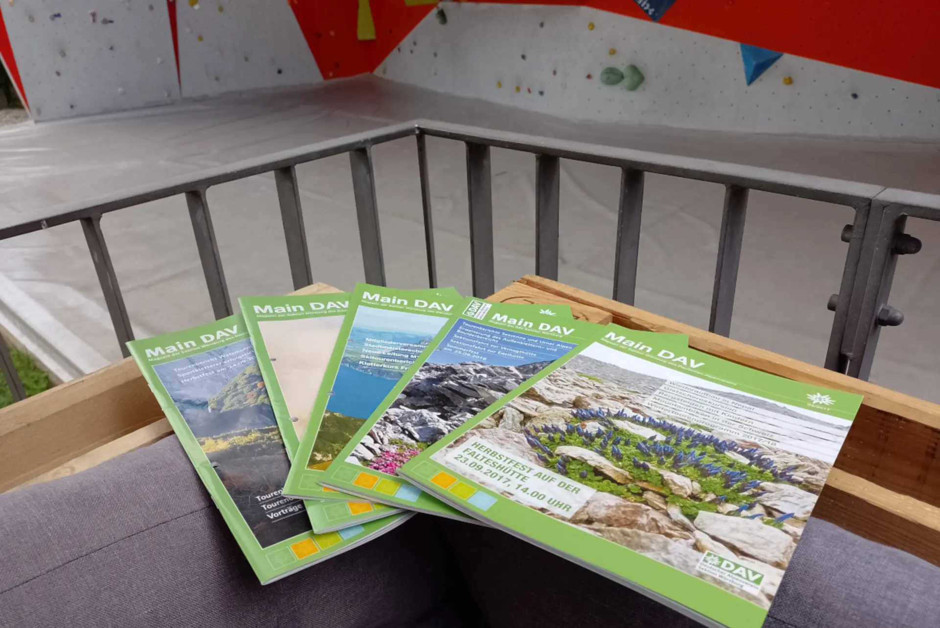 Sektionshefte liegen ausgebreitet auf der Sofaecke im Kletterzentrum | © DAV Wuerzburg