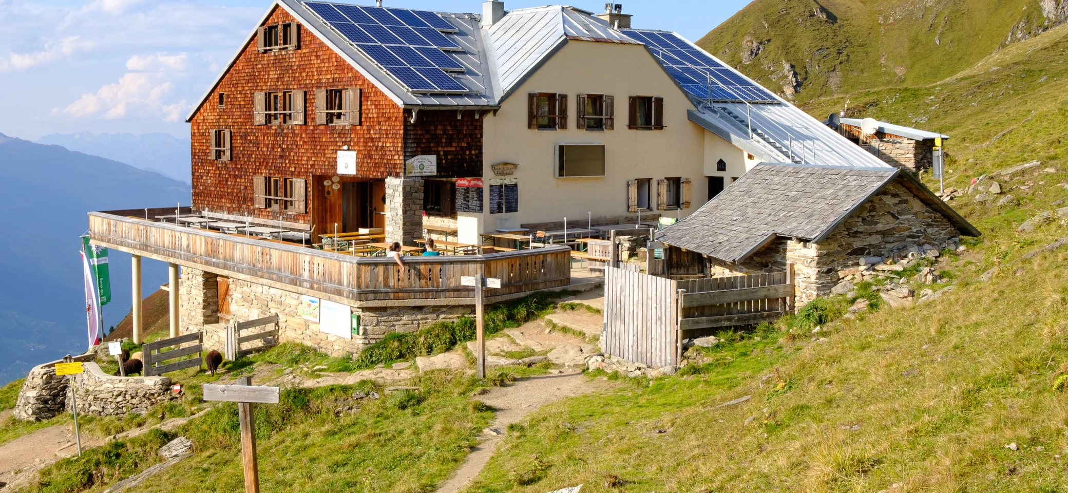 Ein Bild der Karl-von-Edel-Hütte mit idyllischer Landschaft im Hintergrund  | © DAV Wuerzburg 