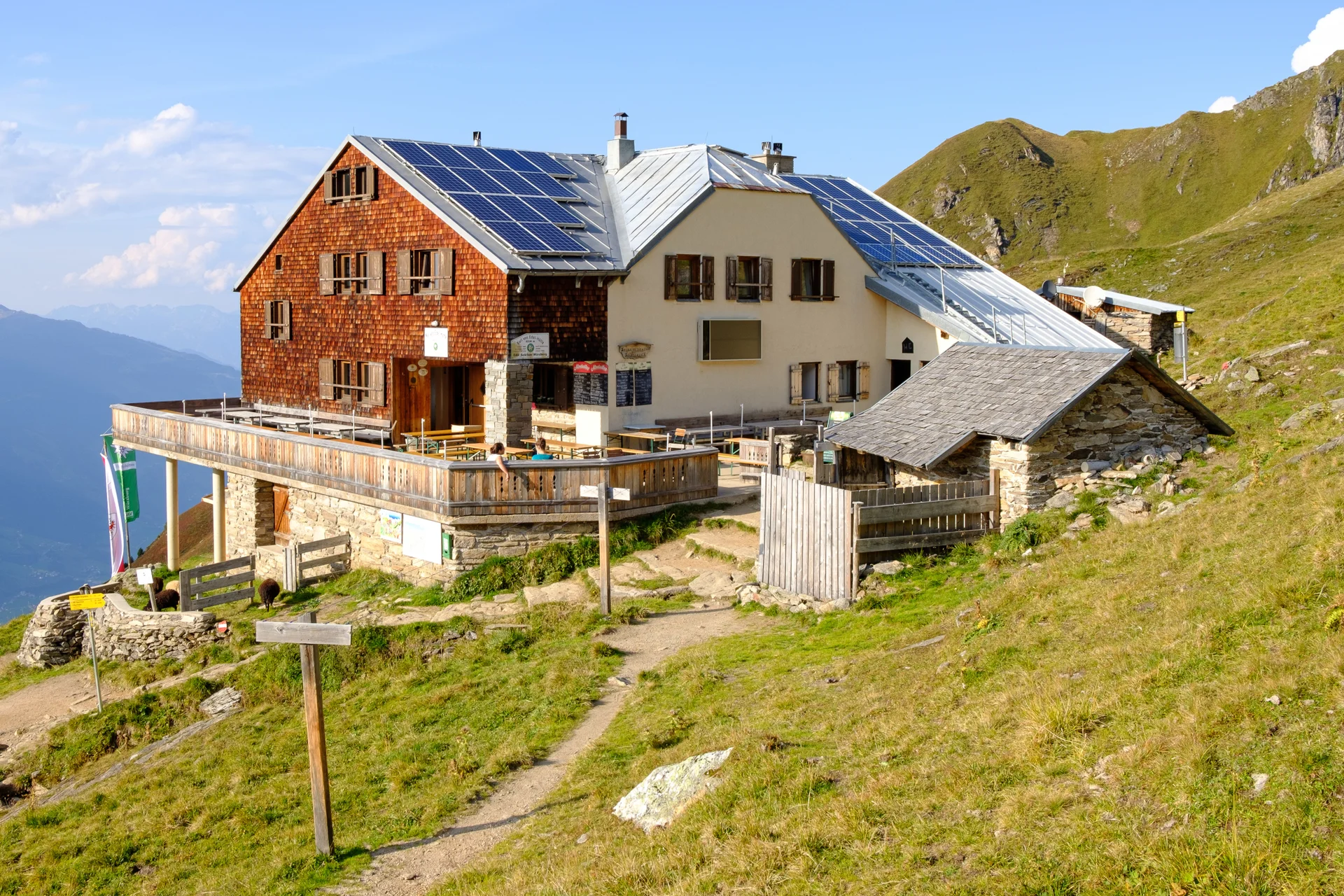 Titelbild Karl-von-Edel-Hütte | © DAV Wuerzburg Ein Bild der Karl-von-Edel-Hütte mit idyllischer Landschaft im Hintergrund | © DAV Wuerzburg