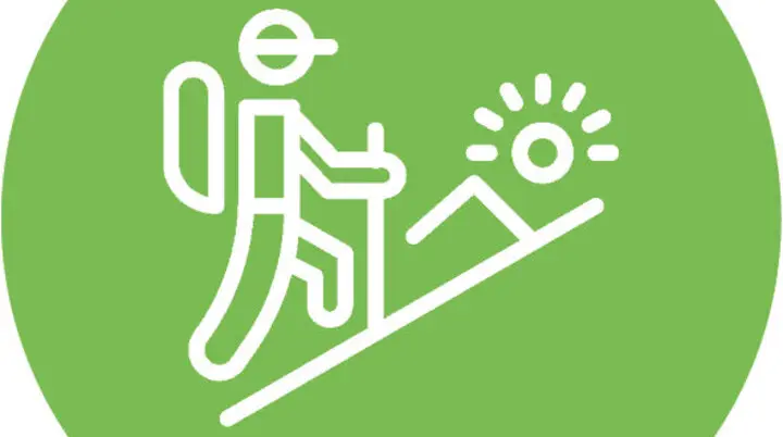 Symbolisierter Wanderer, der einen Berg hinaufwandert | © DAV Wuerzburg