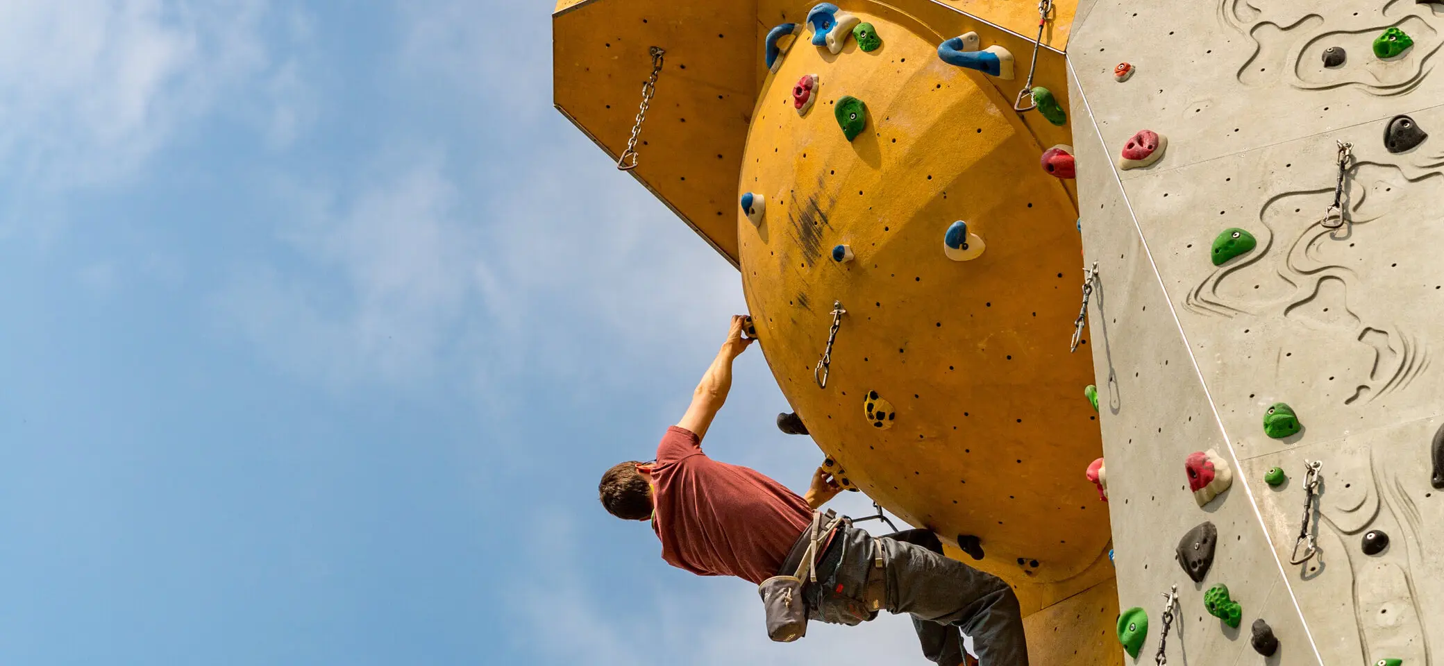 Kletterwand an der gerade ein Kletterer hinaufklettert.  | © DAV Wuerzburg