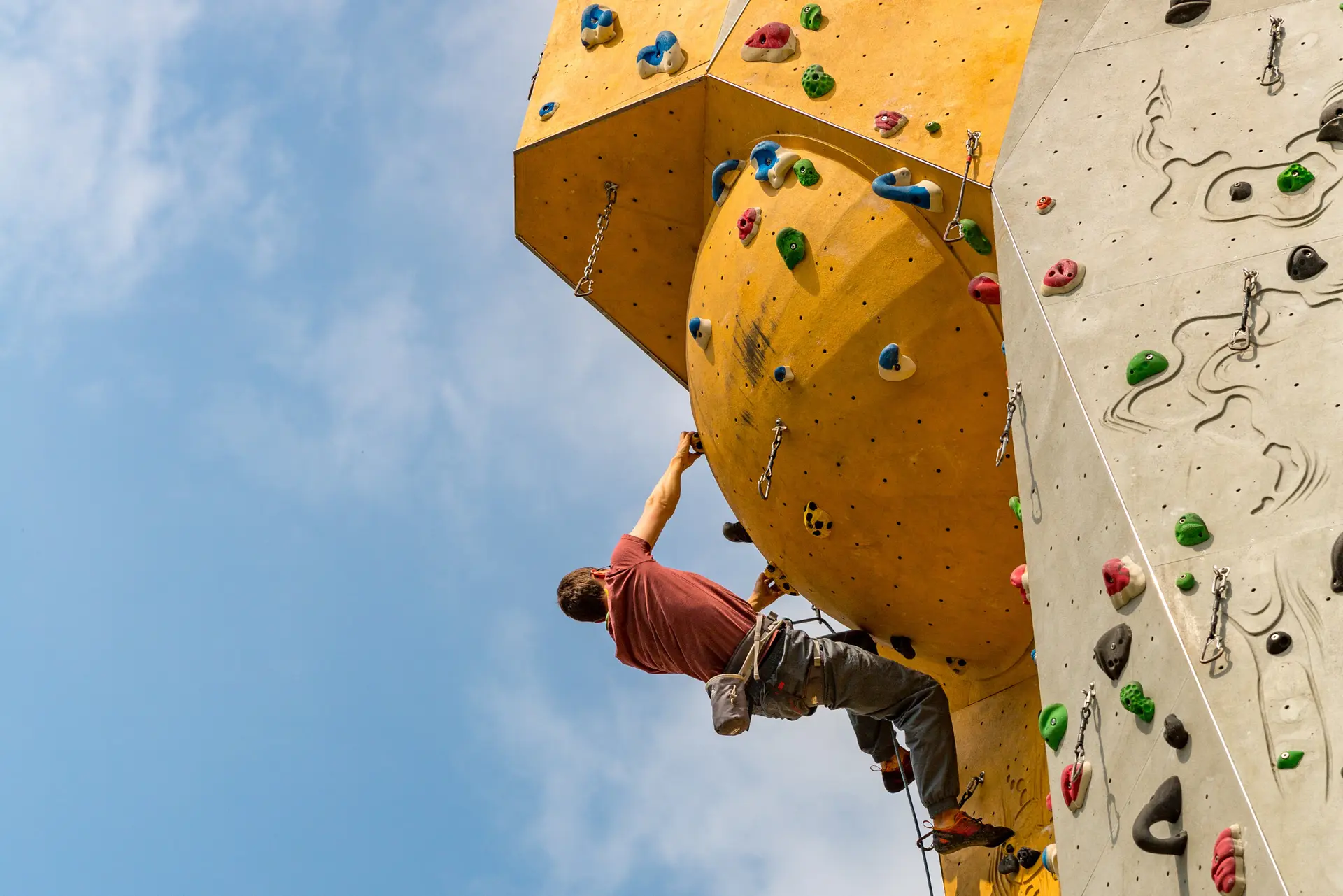 Kletterwand an der gerade ein Kletterer hinaufklettert.  | © DAV Wuerzburg